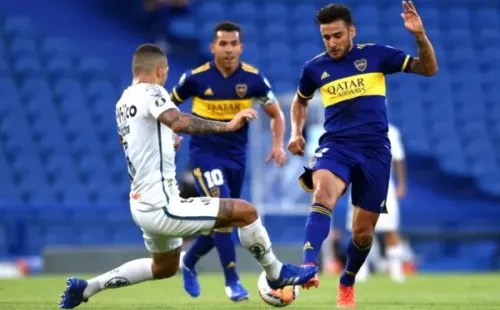 Alison, do Santos, marca jogador do Boca Juniors. Foto: Getty Images