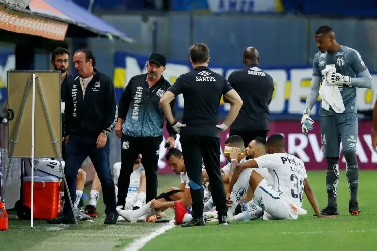Jogadores do Santos no primeiro confronto da semifinal da Copa Libertadores em La Bombonera. (Foto: Getty images)