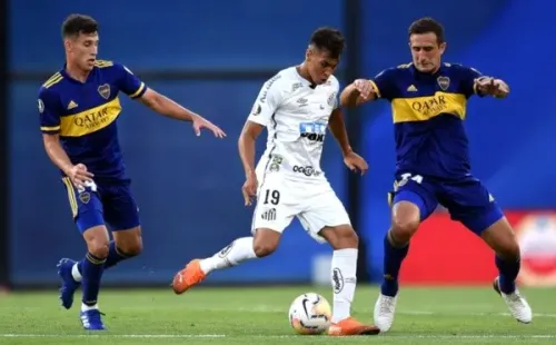 Kaio Jorge é cercado por defensores argentinos em Boca Juniors x Santos. Foto: Getty Images