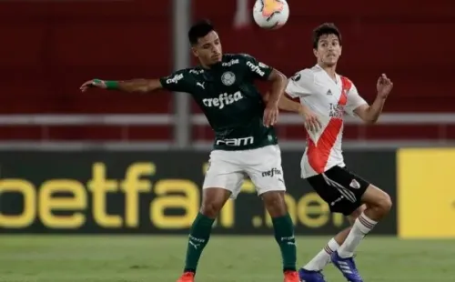 Gabriel Menino disputa a bola no jogo contra o River Plante, na Argentina - (Foto: Getty Images)