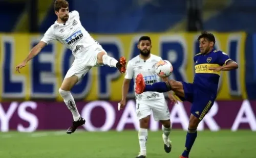 Disputa de bola entre Santos e Boca Juniors. Foto: Getty Images