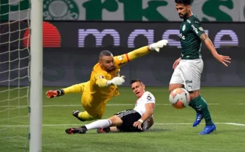 Weverton faz defesa durante partida contra o River Plate - Foto: Getty Images