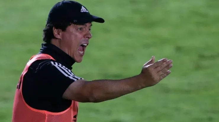 Diniz: técnico também está pendurado (Foto: Getty Images)