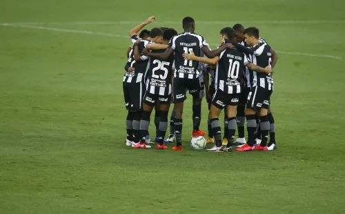Jogadores do Botafogo se abraçam pelo Brasileirão. Foto: Getty Images