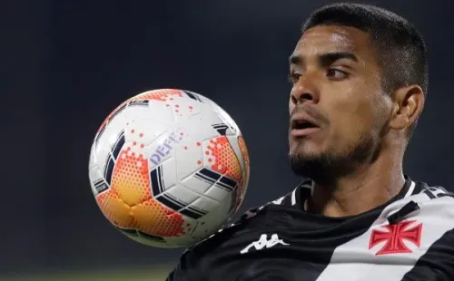 Léo Matos retorna à lateral direita contra o Coritiba após cumprir suspensão (Foto: Getty Images)