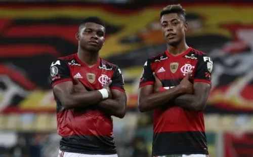 Lincoln e Bruno Henrique durante partida da Libertadores. Foto: Getty Images