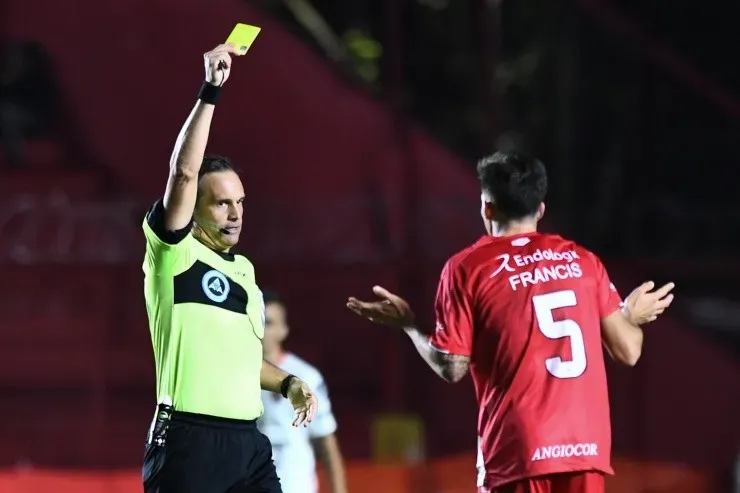Lostau aplicando um cartão amarelo. (Foto: Getty Images)