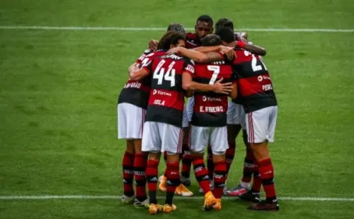 Jogadores do Flamengo se abraçam após gol. Foto: Getty Images