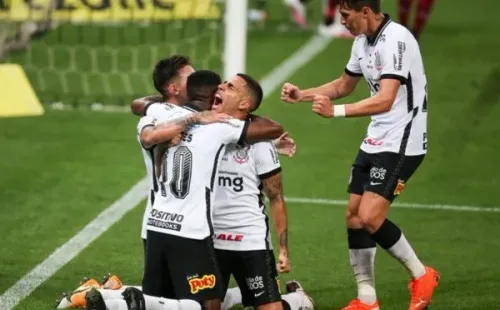 Atletas do Corinthians celebram gol abraçados. Foto: Getty Images