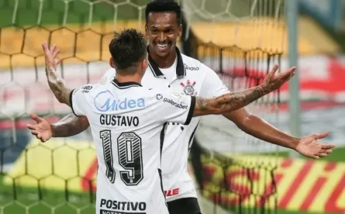 Jô e Gustavo Mosquito, do Corinthians, celebram gol. Foto: Getty Images