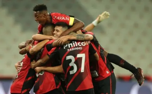 Jogadores do Athletico-PR se abraçam após gol. Foto: Getty Images