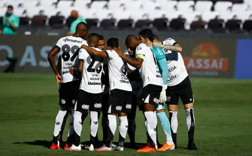 Jogadores do Ceará se abraçam após gol. Foto: Getty Images