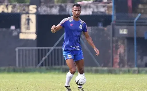 Derick durante treinamento — Foto: Pedro Ernesto Guerra Azevedo/Santos FC
