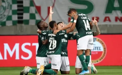 Jogadores do Palmeiras comemoram gol ajoelhados. Foto: Getty Images