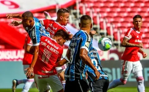 Jogadores de Inter e Grêmio disputam a bola pelo Brasileirão. Foto: Getty Images