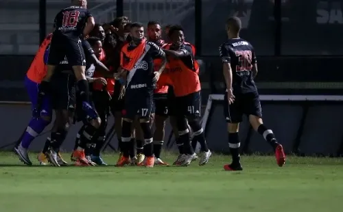 Vasco venceu o Atlético e segue na luta pela permanência na série A. (Foto: Getty Images)