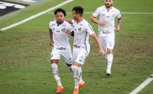 Marinho e Kaio Jorge comemoram gol do Santos na Vila Belmiro. Foto: Getty Images