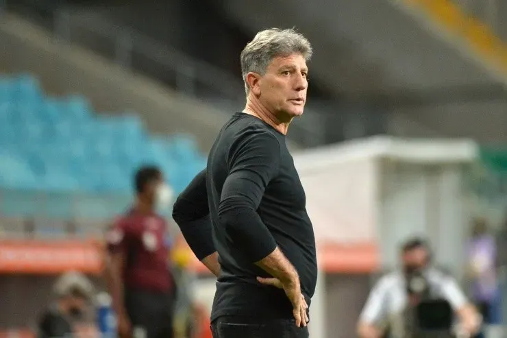 Renato Gaúcho em campo em jogo do Grêmio. (Foto: Getty Images)