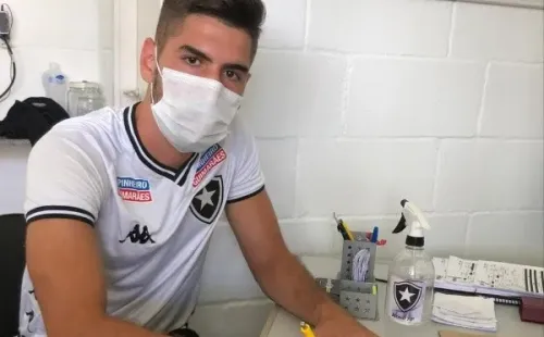 Atleta renovou com o Glorioso. Divulgação