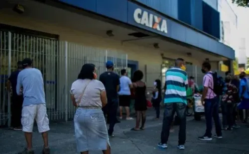 Caixa é a responsável por pagar o auxílio aos beneficiários - Foto: Getty Images