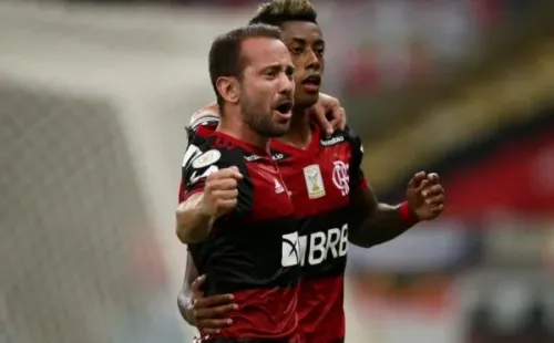 Everton Ribeiro e Bruno Henrique comemoram gol do Flamengo. Foto: Getty Images