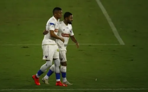 Jogadores do Fortaleza abraçados. Foto: Getty Images
