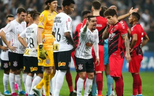 Jogadores de Corinthians e Athletico-PR pelo Brasileirão. Foto: Getty Images