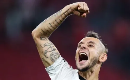 Rafinha está lvire no mercado — Foto: Getty Images