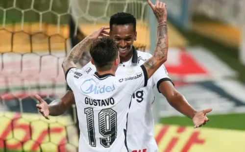 Jô e Gustavo Mosquito, do Corinthians, celebram gol. Foto: Getty Images