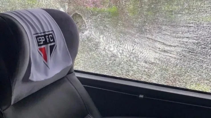 Ônibus do São Paulo ficou bem estragado após o ataque de 'torcedores'. (Foto: Getty Images)