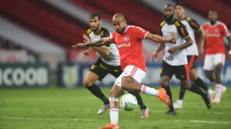 Patrick: meia que marcou contra o Sport está suspenso (Foto: Ricardo Duarte/Internacional/Divulgação)