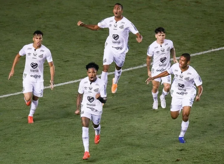 Jogadores do Santos festejando gol no Brasileirão. (Foto: Getty Images)