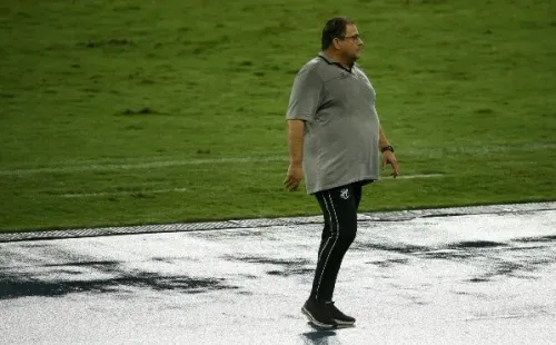 Guto Ferreira com o 3º amarelo, está fora da partida (Crédito: Getty Images)