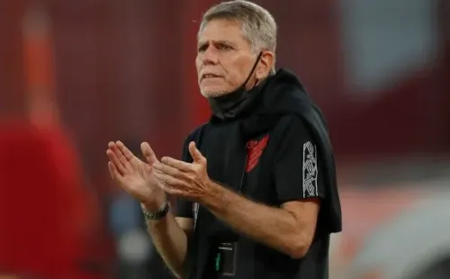 Paulo Autuori em campo pelo Atlhetico-PR. (Foto: Getty Images)