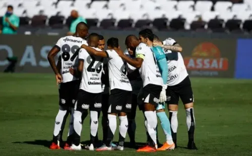 Jogadores do Ceará abraçados. Foto: Getty Images