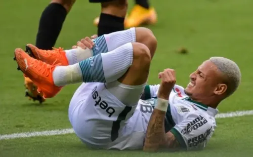 Neilton, do Coritiba, caído no gramado. Foto: Getty Images