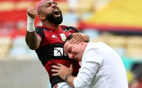 Gabigol comemora gol da virada do Flamengo sobre o Inter com Rogério Ceni (Foto: Buda Mendes/Getty Images Brasil)