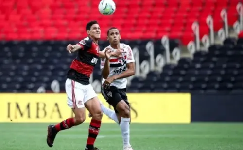 Pedro, do Flamengo, disputa a bola com Bruno Alves, do São Paulo. Foto: Getty Images