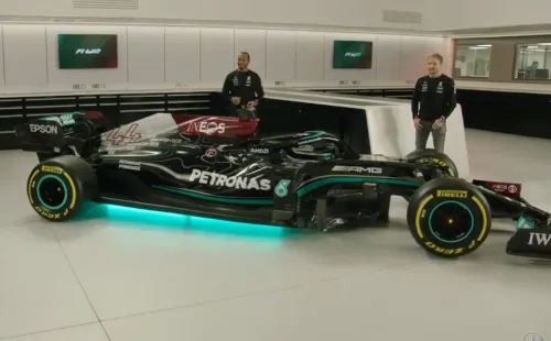 Lançamento do novo carro da Mercedes. (Foto: Reprodução Twitter)