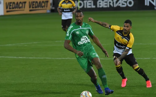 Luiz Otávio foi um dos pilares da volta da Chape à Série A em 2021 (Foto: Renato Padilha/AGIF)