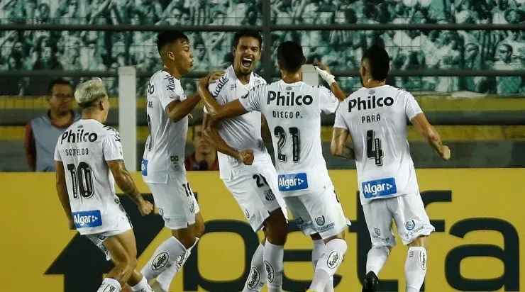 Time do Santos comemora gol (Foto: Getty Images)