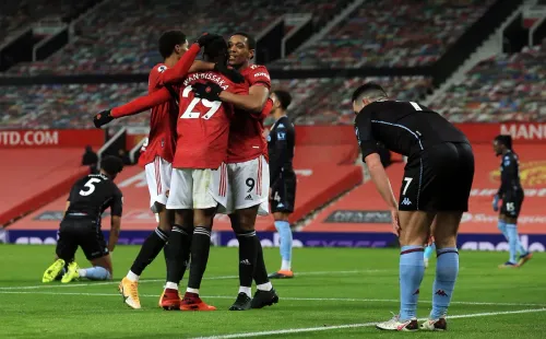 Jogadores do Manchester United abraçados. Foto: Getty Images