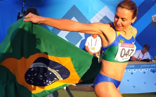 Maurren Maggi com a bandeira do Brasil. Foto: Getty Images