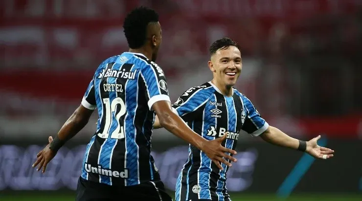Jogadores do Grêmio comemoram gol pela Libertadores (Foto: Getty Images)