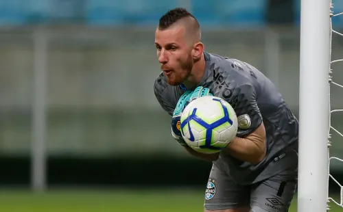 Paulo Victor falhou na final da Copa do Brasil e Grêmio acelera busca por novo goleiro (Foto: Jeferson Guareze/AGIF)