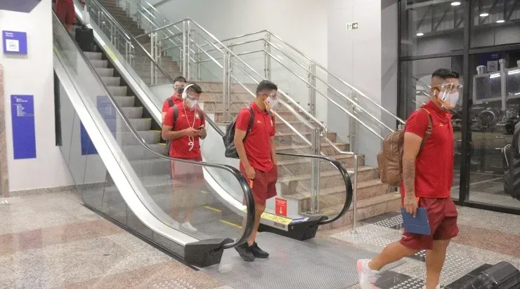 Jogadores do Ayacucho chegam ao Brasil (Foto: Reprodução/Twitter/Ayacucho FC)