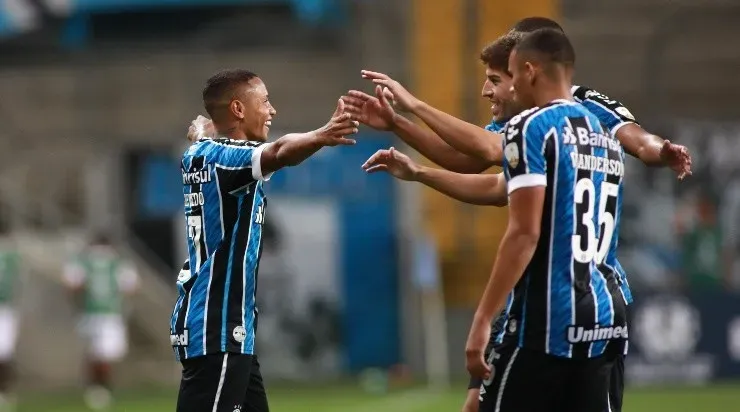 Jogadores comemoram um dos gols da goleada gremista (Foto: Getty Images)