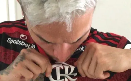 Arthur vestiu a camisa do Flamengo em 2019 por causa de aposta (Foto: Reprodução/Instagram Artur)