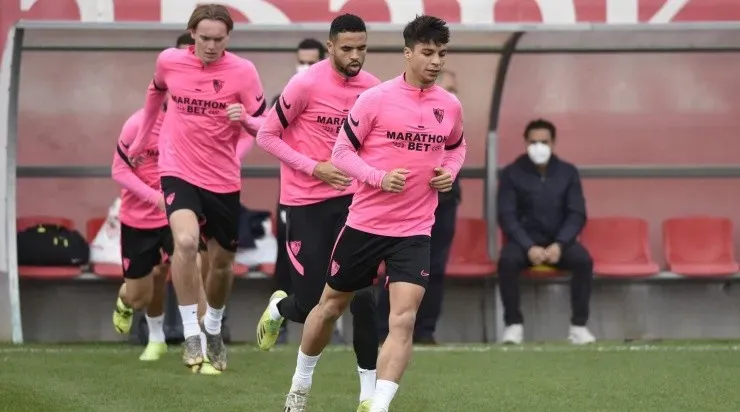 Jogadores do Sevilla durante treinamento (Foto: Reprodução/Facebook)