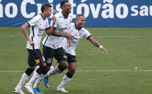 Jogadores do Corinthians festejam gol sobre a Ponte Preta. (Foto: Ettore Chiereguini/AGIF)